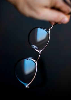 glare reflecting off eyeglass lenses