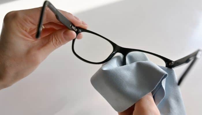 cleaning eyeglass lens with microfiber cloth