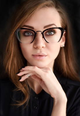 woman wearing stylish cat eyeglasses