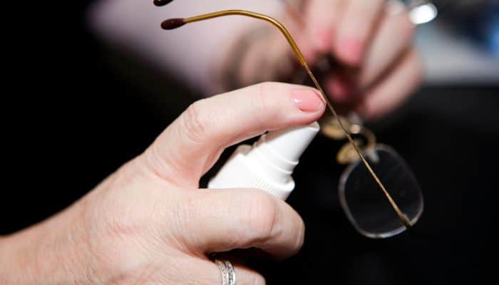 cleaning eyeglasses with spray